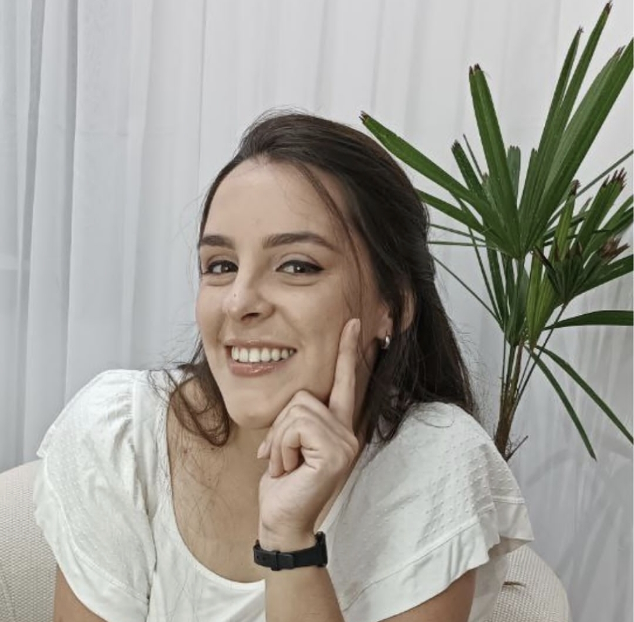 Retrato de Cintia da Costa sonriendo